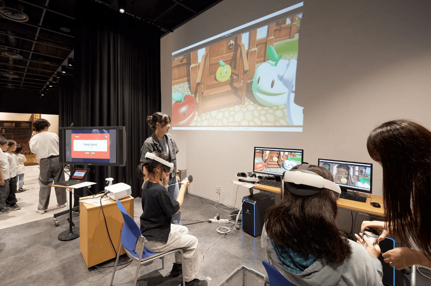ジュベナイルプロジェクトの制作物を体験する様子