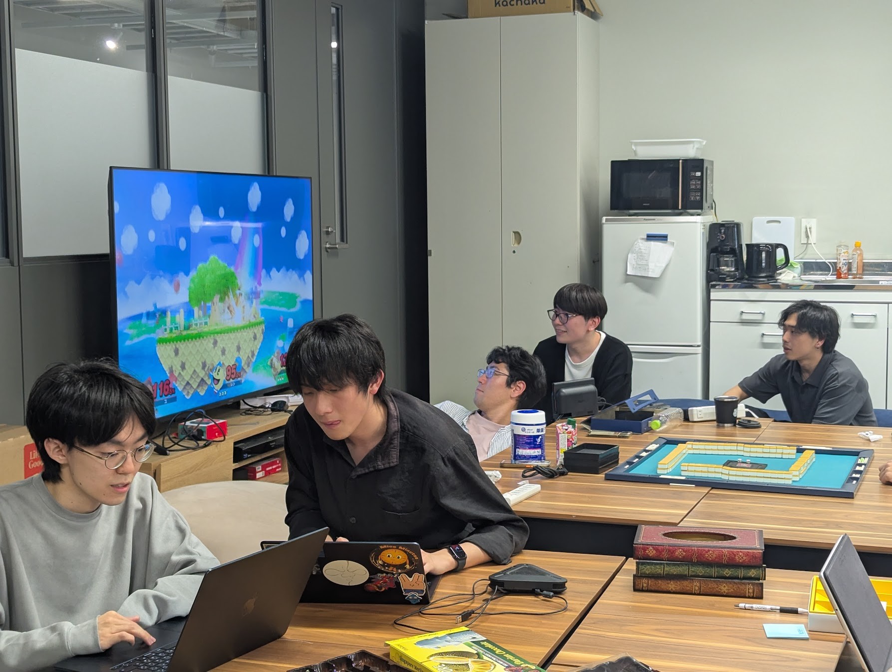 研究室でボードゲームを楽しむ様子